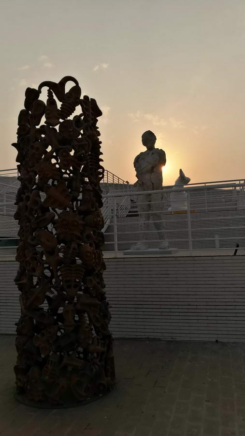 杨春《1号塔》铸铁焊接,直经80cm,高300cm,2016