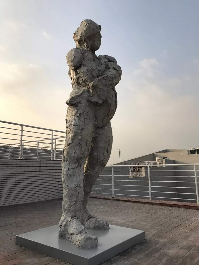 田力《泥诉》玻璃钢着色,高300cm(铁质底座约100×100cm),2016